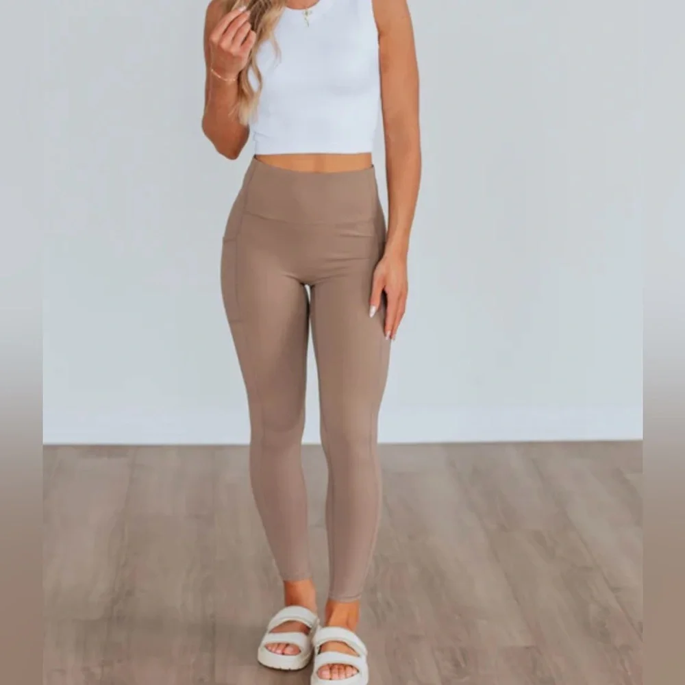 New Mono B High Rise active leggings no seam front and side pocket Sand L